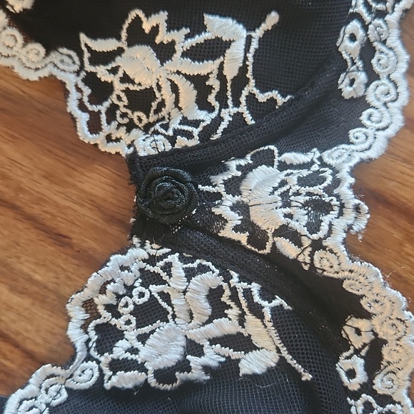 Lacey Black Bra, Q.T. Ladies Size 32B, Sexy, Pretty, Great Condition - Picture 7 of 9